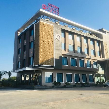 Golden Oasis Hotel Mahesana Εξωτερικό φωτογραφία