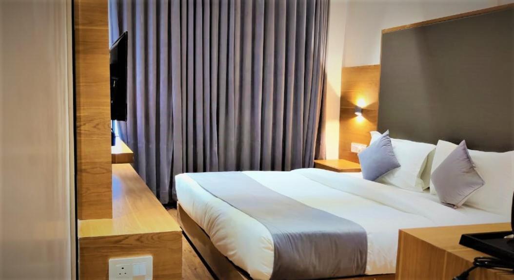 Golden Oasis Hotel Mahesana Εξωτερικό φωτογραφία